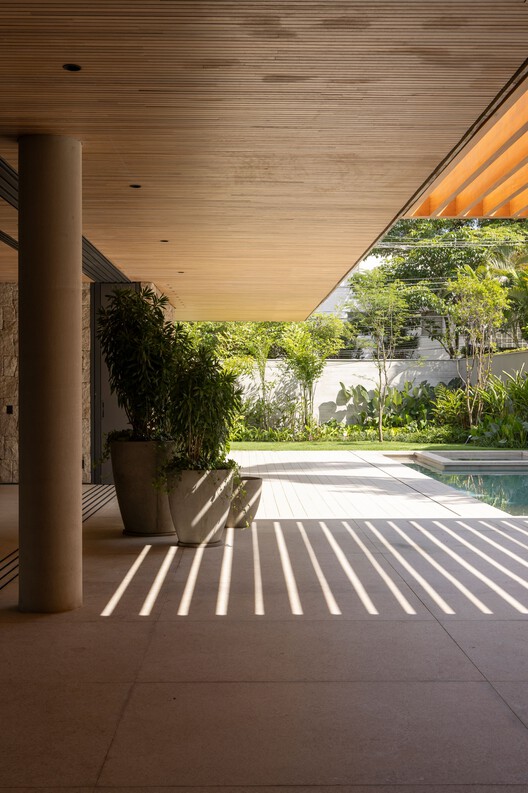 Europa House / TWO Arquitetura - Interior Photography, Wood, Garden, Column, Courtyard