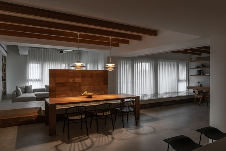 Apartamento Mooin / KC Design Studio - Fotografia de Interiores, Sala de Jantar, Madeira, Mesa, Iluminação, Cadeira