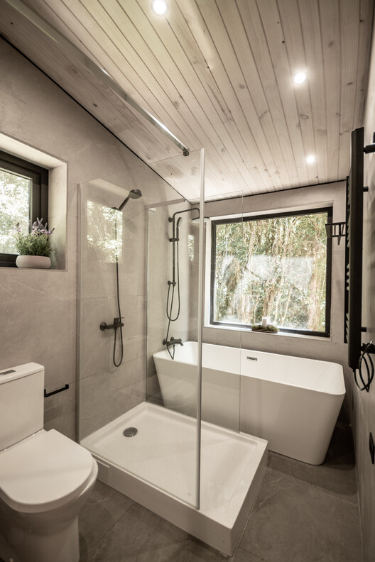 Casa Exploradores / POLA IGLESIAS ARQUITECTURA - Fotografía interior, Baño, Madera, Tinas, Tarjas, Duchas, Inodoros, Vidrio