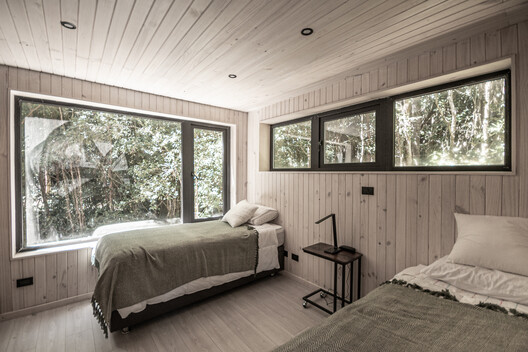 Casa Exploradores / POLA IGLESIAS ARQUITECTURA - Fotografía interior, Dormitorio, Madera, Camas