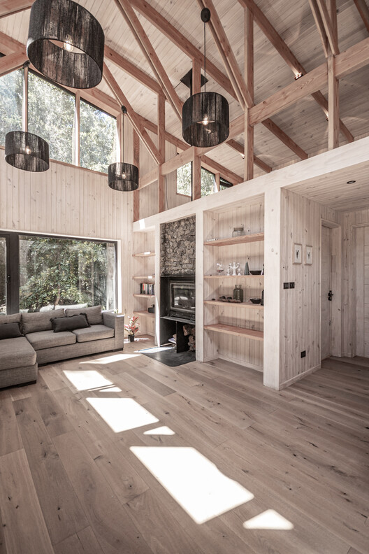 Casa Exploradores / POLA IGLESIAS ARQUITECTURA - Fotografía interior, Sala de estar, Madera, Fijación Vigas