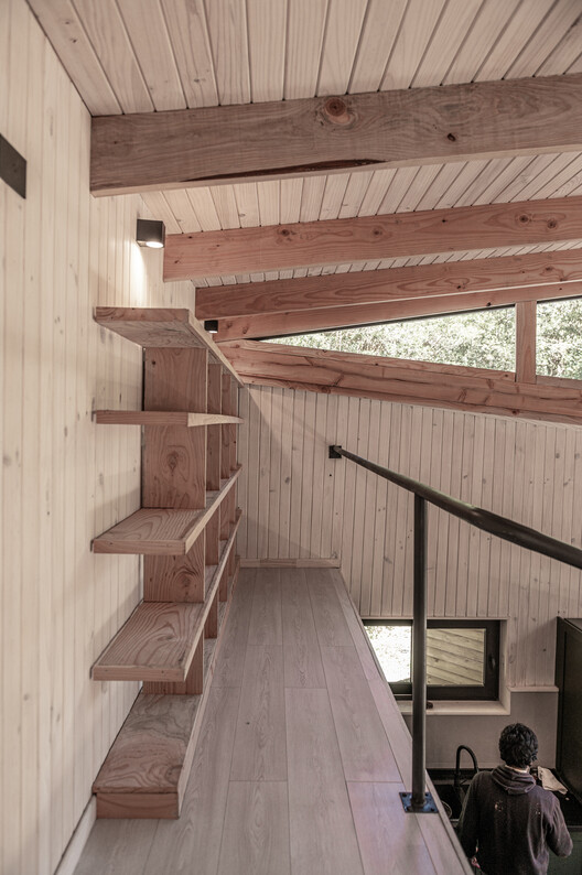 Casa Exploradores / POLA IGLESIAS ARQUITECTURA - Fotografía interior, Madera, Escaleras, Fijación Vigas, Barandas