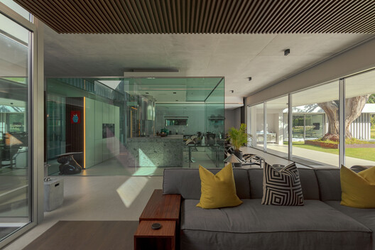 Vivienda en San Roque Club / Javier Terrados. Estudio de Arquitectura - Fotografía interior, Vidrio, Sillas