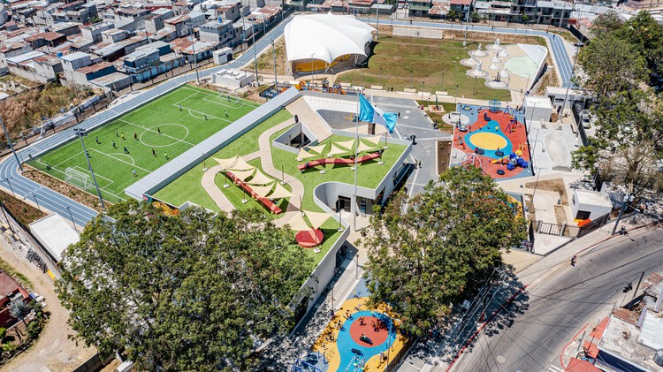 Parque de la Paz Carlos "El Pescadito" Ruiz / Luis Pedro Cifuentes - Imagen 2 de 20