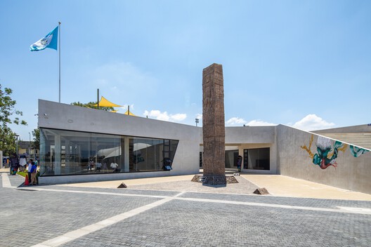 Parque de la Paz Carlos "El Pescadito" Ruiz / Luis Pedro Cifuentes - Fotografía exterior, Concreto