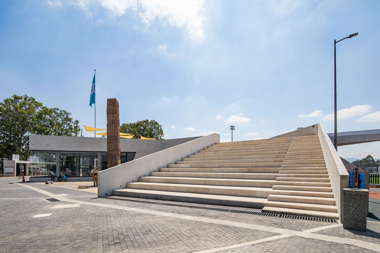 Parque de la Paz Carlos "El Pescadito" Ruiz / Luis Pedro Cifuentes - Fotografía exterior, Escaleras, Concreto