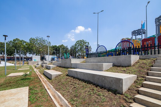 Parque de la Paz Carlos "El Pescadito" Ruiz / Luis Pedro Cifuentes - Imagen 10 de 20