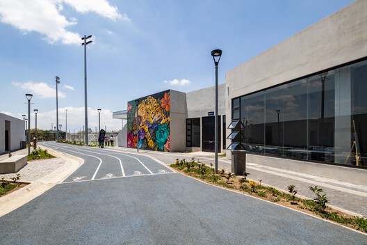Parque de la Paz Carlos "El Pescadito" Ruiz / Luis Pedro Cifuentes - Fotografía exterior, Concreto