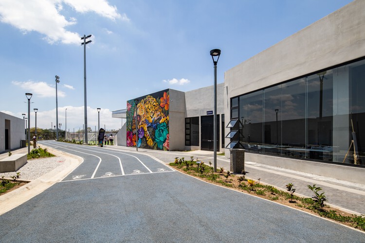 Parque de la Paz Carlos "El Pescadito" Ruiz / Luis Pedro Cifuentes - Fotografía exterior, Concreto