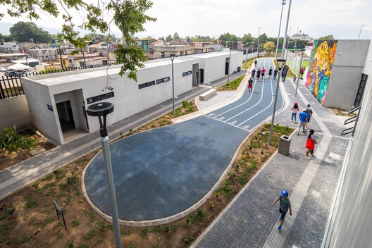 Parque de la Paz Carlos "El Pescadito" Ruiz / Luis Pedro Cifuentes - Fotografía exterior