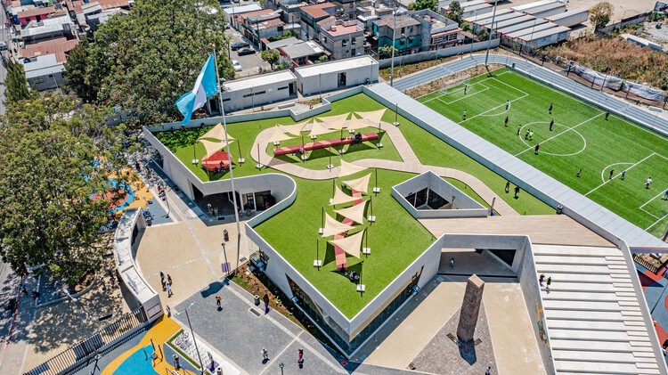 Parque de la Paz Carlos "El Pescadito" Ruiz / Luis Pedro Cifuentes - Imagen 13 de 20