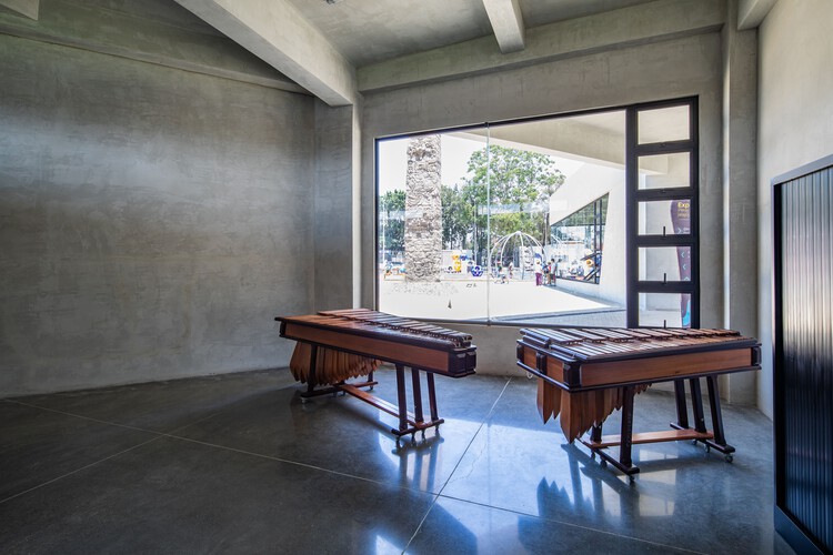 Parque de la Paz Carlos "El Pescadito" Ruiz / Luis Pedro Cifuentes - Fotografía interior, Comedor, Madera, Concreto, Pilares