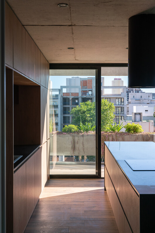 Avellaneda Building 1539 / bte -arq - fotografía interior, cocina, madera, concreto