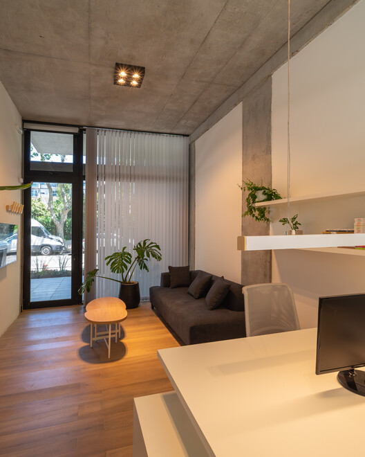 Edificio Avellaneda 1539 / BTE-ARQ - Fotografía interior, Sala de estar, Madera, Iluminación, Mesas, Sillas
