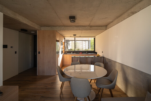 Edificio Avellaneda 1539 / BTE-ARQ - Fotografía interior, Madera, Mesas, Encimera, Iluminación, Sillas, Cocina