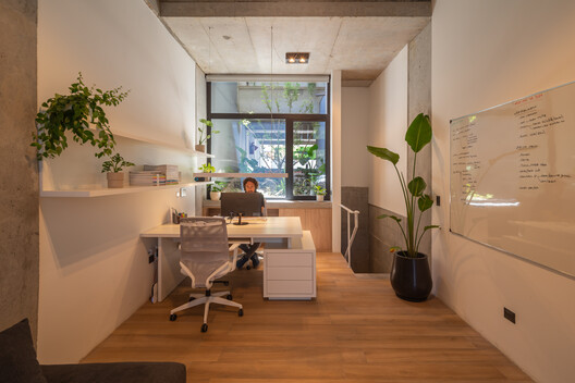 Edificio Avellaneda 1539 / BTE-ARQ - Fotografía interior, Sillas, Mesas, Iluminación