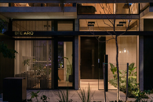 Edificio Avellaneda 1539 / BTE-ARQ - Fotografía exterior, Puerta, Vidrio, Concreto