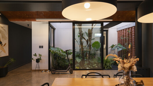 La casa de la puerta amarilla / Etéreo Arquitectos - Fotografía interior, Iluminación, Sillas