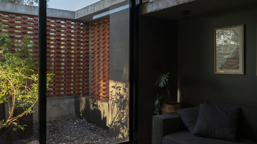La casa de la puerta amarilla / Etéreo Arquitectos - Fotografía exterior, Madera, Ladrillo, Concreto