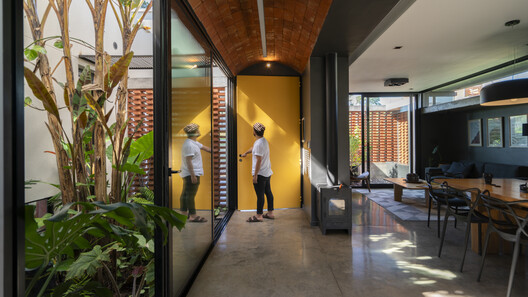 La casa de la puerta amarilla / Etéreo Arquitectos - Fotografía interior, Patio interior