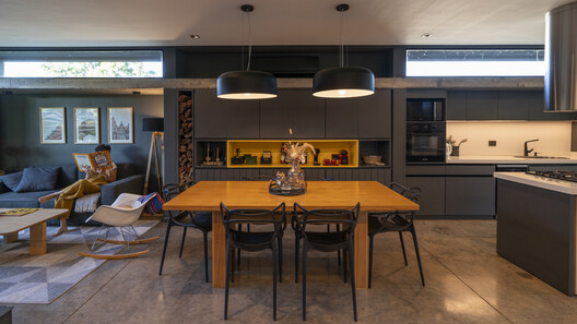 La casa de la puerta amarilla / Etéreo Arquitectos - Fotografía interior, Madera, Cocina, Iluminación, Sillas, Mesas, Encimera