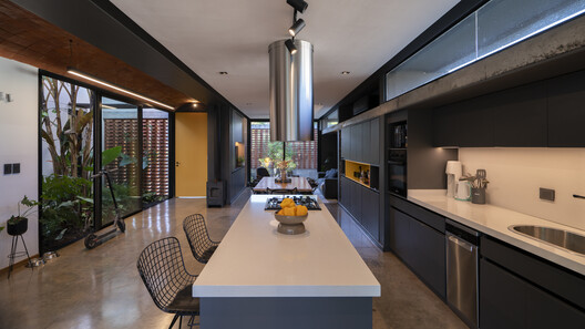 La casa de la puerta amarilla / Etéreo Arquitectos - Fotografía interior, Cocina, Encimera, Iluminación, Sillas