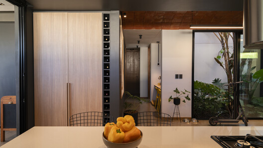 La casa de la puerta amarilla / Etéreo Arquitectos - Fotografía interior, Madera, Iluminación, Encimera, Vidrio, Sillas