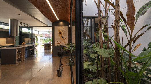 La casa de la puerta amarilla / Etéreo Arquitectos - Fotografía interior, Madera, Iluminación, Sillas, Fijación Vigas