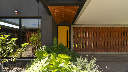 La casa de la puerta amarilla / Etéreo Arquitectos - Imagen 2 de 45