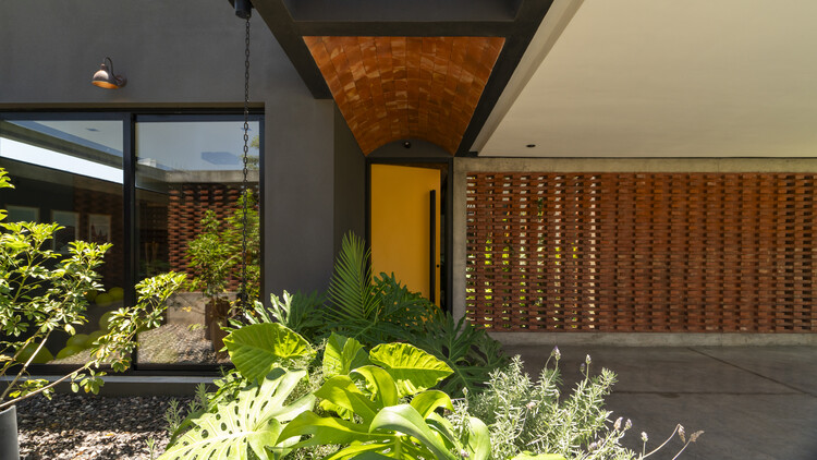 La casa de la puerta amarilla / Etéreo Arquitectos - Imagen 2 de 45