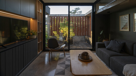 La casa de la puerta amarilla / Etéreo Arquitectos - Fotografía interior, Madera, Patio interior