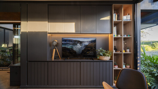 La casa de la puerta amarilla / Etéreo Arquitectos - Fotografía interior, Estanterías, Vidrio, Sillas