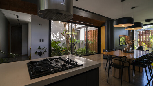 La casa de la puerta amarilla / Etéreo Arquitectos - Fotografía interior, Madera, Cocina, Encimera