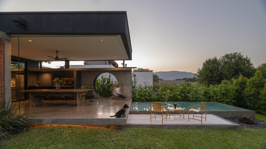 La casa de la puerta amarilla / Etéreo Arquitectos - Fotografía exterior, Patio, Patio interior