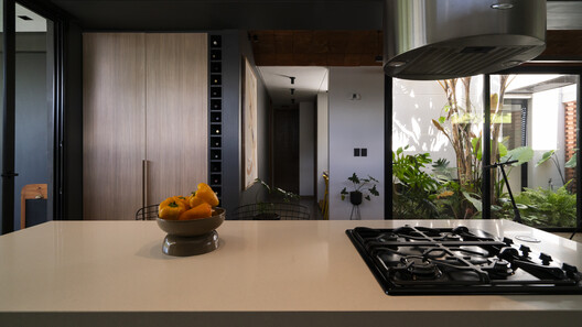 La casa de la puerta amarilla / Etéreo Arquitectos - Fotografía interior, Cocina, Madera, Encimera, Iluminación, Vidrio