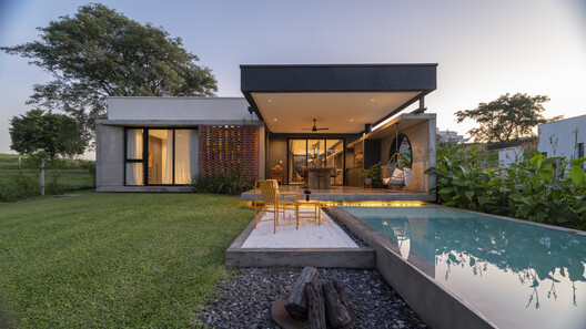 La casa de la puerta amarilla / Etéreo Arquitectos - Fotografía exterior, Puerta, Jardín, Patio interior
