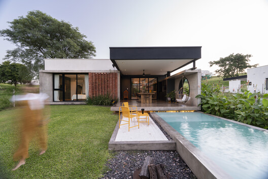 La casa de la puerta amarilla / Etéreo Arquitectos - Fotografía exterior, Patio interior