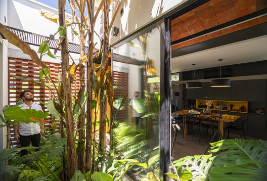 La casa de la puerta amarilla / Etéreo Arquitectos - Fotografía interior, Patio interior