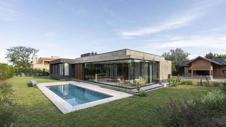 Casa Rosas / Arquitectos etéreos - Fotografía exterior, puertas, jardín, terraza interna