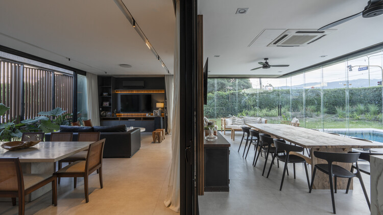 Casa Rosas / Arquitecto Ethereal - Fotografía interior, madera, mesa, silla