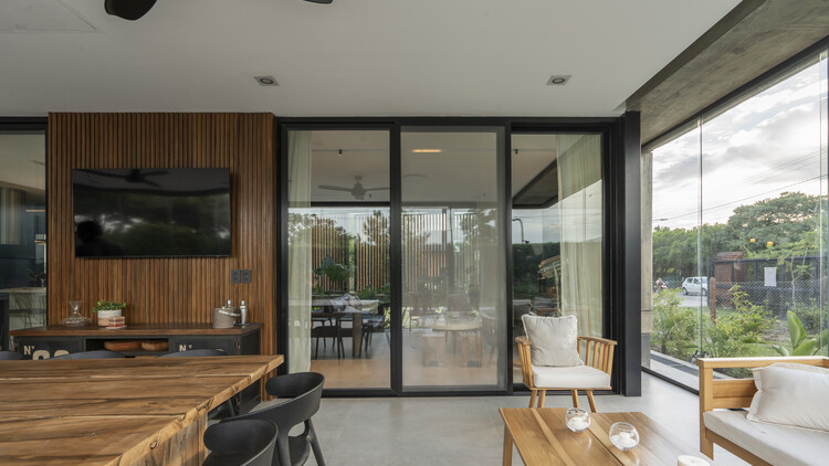 Casa Rosas / Arquitecto Ethereal - Fotografía interior, madera, mesa, silla