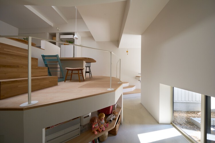 House in Hirano / FujiwaraMuro Architects - 室内图, 木头, 楼梯, 灯, 扶手