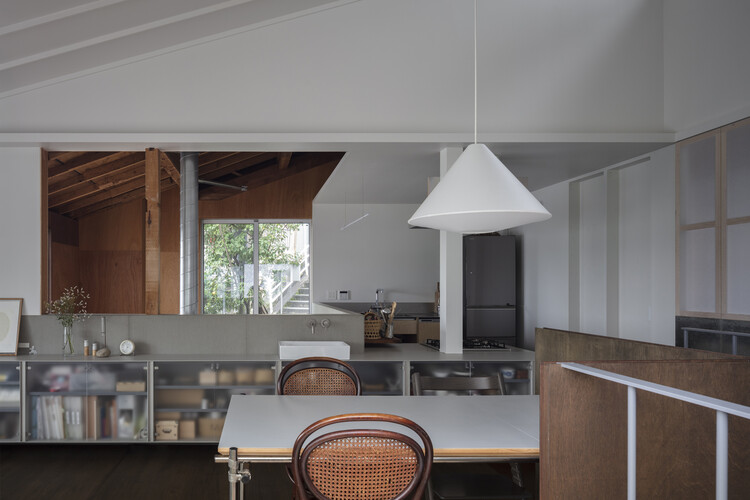 Casa K/T / tombow architects - Fotografia de Interiores, Cozinha, Madeira, Vidro, Cadeira