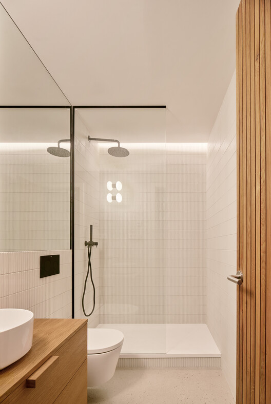 Rehabilitación integral de vivienda en Barcelona / LAOS (Xavier Botet + Albert Saboya) + Laura Bongiovanni  - Fotografía interior, Baño, Tarjas, Tinas, Vidrio