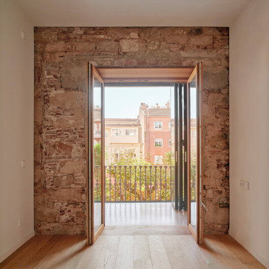 Rehabilitación integral de vivienda en Barcelona / LAOS (Xavier Botet + Albert Saboya) + Laura Bongiovanni  - Imagen 18 de 23