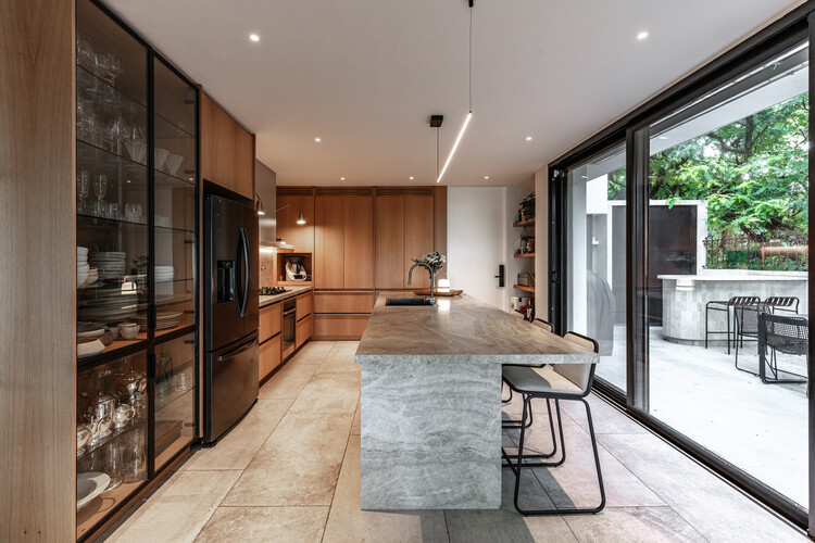 Casa WABI / Jorgelina Tortorici & Asociados - Fotografía interior, Cocina, Encimera, Madera, Vidrio