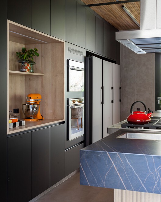 Residência VH / Sandra Sayeg Tranchesi Arquitetura Residência VH / Sandra Sayeg Tranchesi Arquitetura - Fotografia de Interiores, Cozinha, Bancada, Madeira, Iluminação