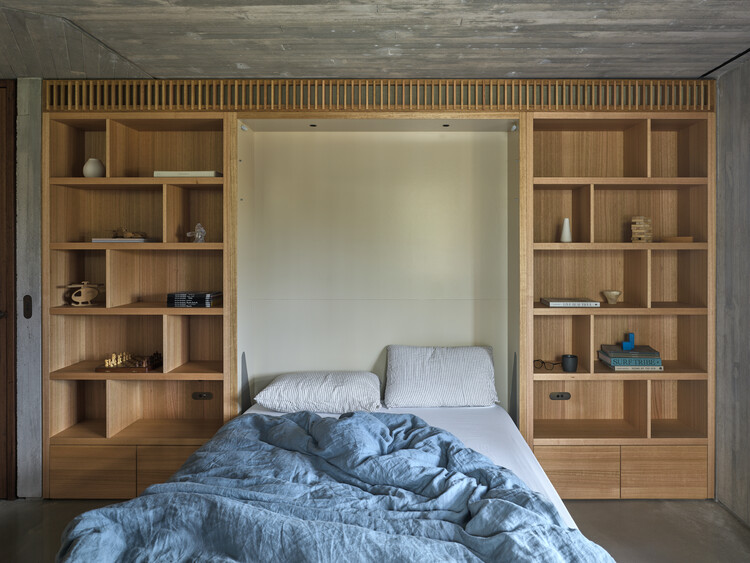 Casa Bolo / Alexander Symes Architect  - Fotografia de Interiores, Dormitório, Madeira, Cama, Prateleira