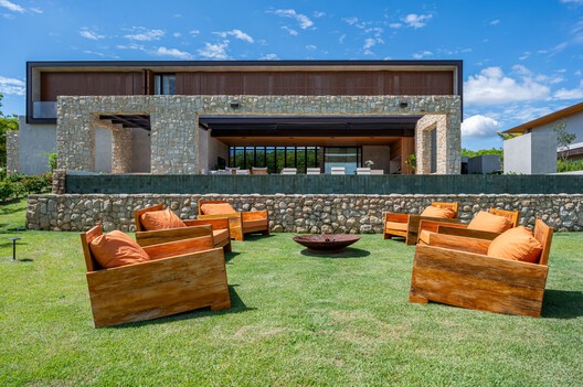 Residência à Beira do Lago / Alexandre Chaguri Arquitetura - Imagem 35 de 43