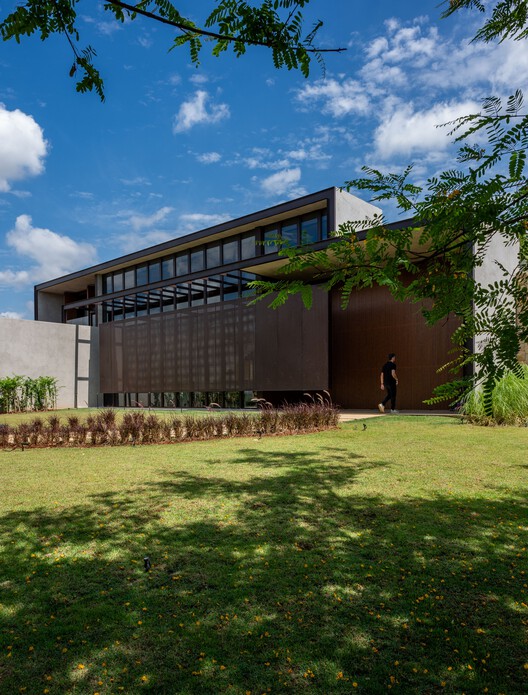 Residência à Beira do Lago / Alexandre Chaguri Arquitetura - Imagem 38 de 43